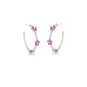 MEIA ARGOLA COM FLORES CRAVEJADA DE ZIRCÔNIAS BANHADA A RÓDIO